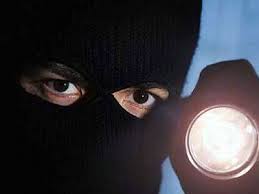 جوّالون" يجوبون المناطق بحثاً عن دور خرجَ أصحابها وسراق يهددون ضحاياهم بـ"احزمة ناسفة" (تقرير)