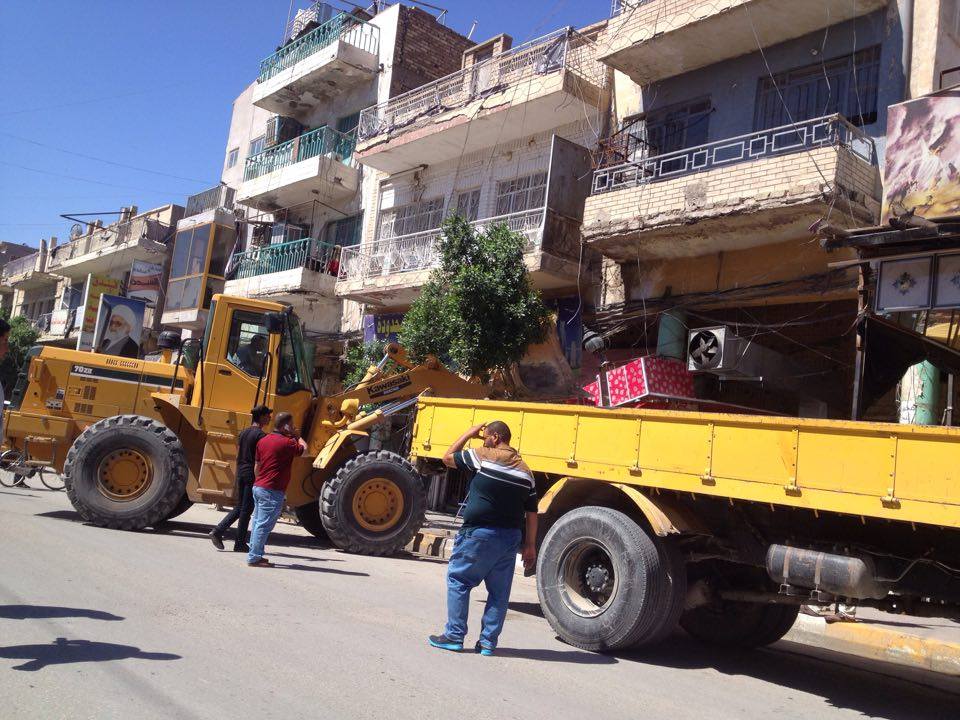بالصور:رفع المسقفات الخاصة بالمحال في شارع العباس
