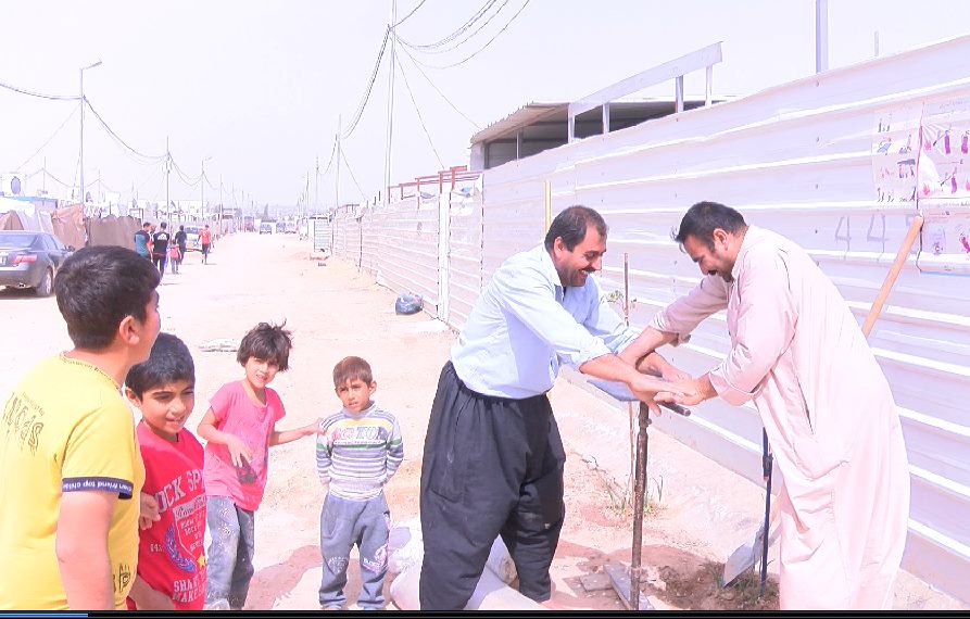 بالصور:النازحون في كربلاء يحفرون ابارا في مخيمهم بسبب عدم توفير المياه الصالحة للاستخدام لهم ؟!