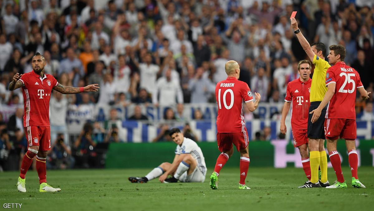 "حكم يلعب مع ريال مدريد" .. انتقادات حادة "للقاتل"