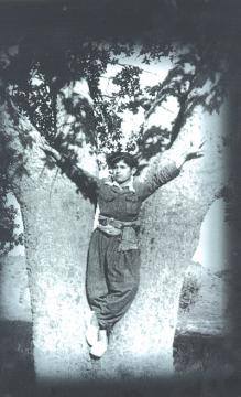 الرئيس جلال طالباني في صورة نادرة وهو عمره 14 عام