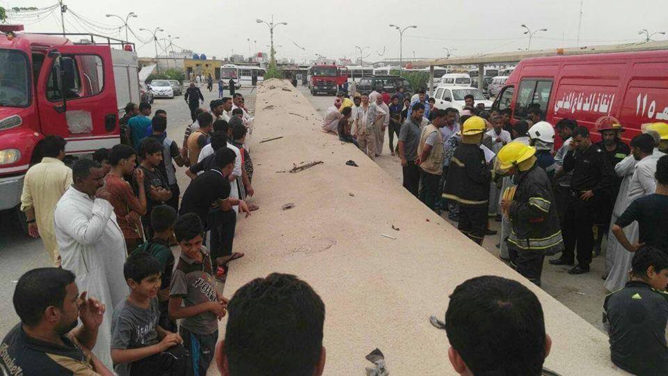 بالفيديو: انهيار مظلة ضخمة وسط مرآب لوزارة النقل في النجف