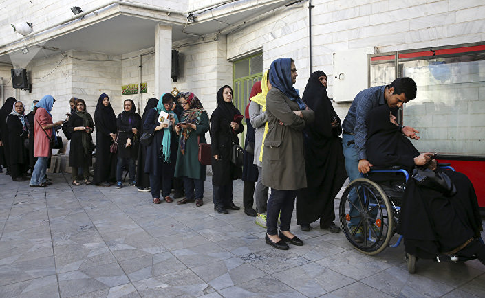 بالصور: الإيرانيون يدلون بأصواتهم في انتخابات الرئاسة