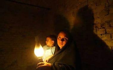 السماء تمطر ترابا والكربلائيون يفضلون النوم فوق سطوح المنازل ليلاً تعويضا عن التيار الكهربائي