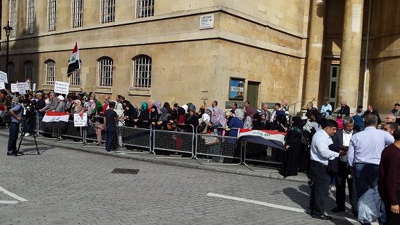 بالصور:تجمع عراقي امام مبنى قناة البي بي سي في لندن