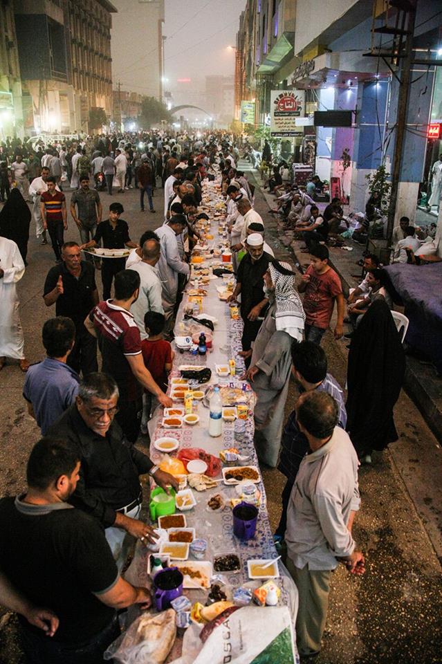 بالصور:مائدة طعام لافطار الصائمين طولها 500 مترا على ارواح شهداء الجيش العراقي والحشد الشعبي وسط كربلاء