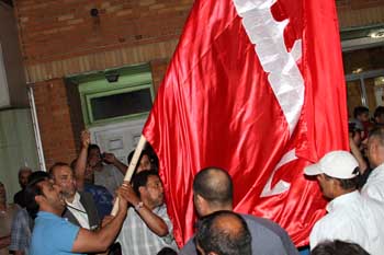 رفع راية الامام الحسين (عليه السلام) فوق احد المراكز الاسلامية في مدينة مشيغن الامريكية (مصور)