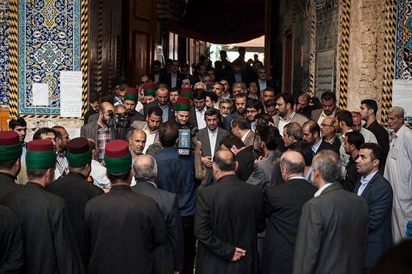 الرئيس الايراني يزور مرقد الامامين (الحسين والعباس) ورئيس مجلس كربلاء يصف منتقدي زيارة نجاد بالغير الناضجين سياسيا