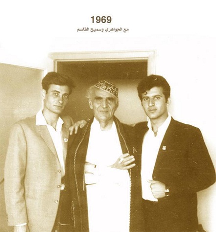 صورة ارشيفية تجمع الجواهري بسميح القاسم ومحمود درويش عام 1969