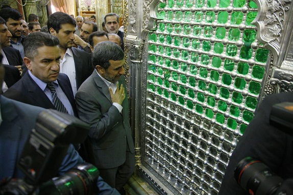 وكالة نون الخبرية تنشر تقريرا مصورا عن زيارة نجاد لمرقد الامام علي بن ابي طالب في النجف