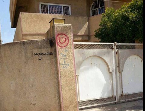 شاهد بالصورة كيف يضع ثوار الموصل حرف (نون) على دور المسيحيين قبل الاستيلاء عليها