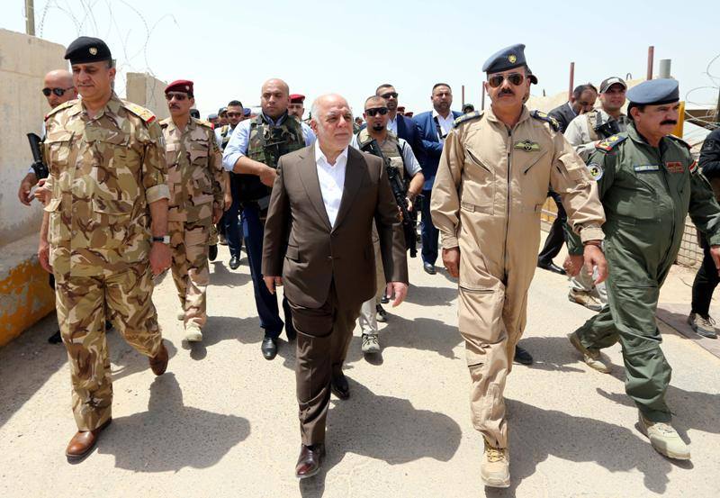 بالصور:الدكتور حيدر العبادي يتجول بين قطعات الجيش وفي خطوط المواجهة بالانبار