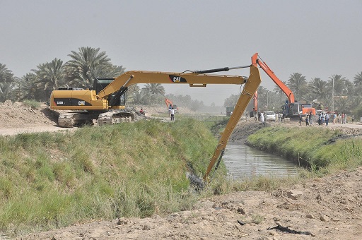 بالصور:الموارد المائية تواصل حملات تطهير الجداول والانهر في محافظة كربلاء المقدسة