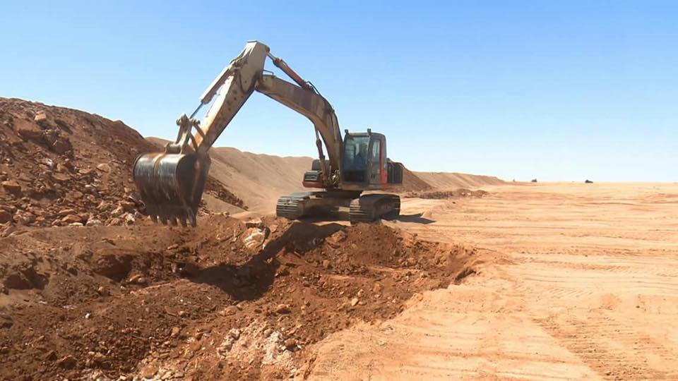 بالصور:رجال العتبة الحسينية يشرعون بحفر خندق امني بطول 70 كم لحماية كربلاء