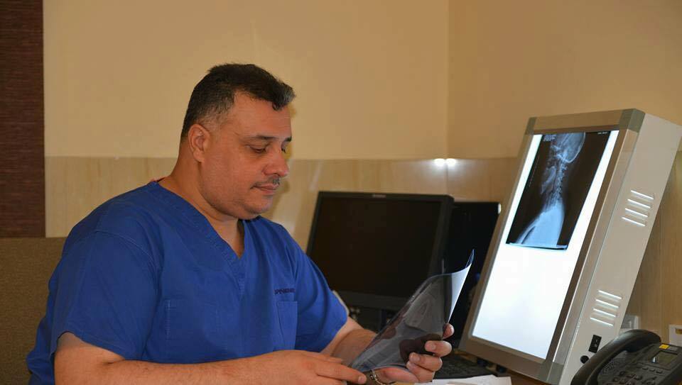 طبيب مغترب عراقي ينجح في تثبيت الفقرات المكسورة لمريض في مستشفى الكفيل بكربلاء