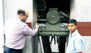 إصابة خطيرة لعائلة عراقية سقط بهم مصعد البناية  في الامارات