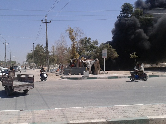 حرق الاطارات في كربلاء يشكل خطرا على البيئة وصحة المواطنين (مصور)