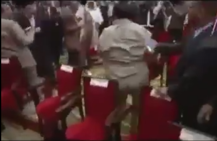 بالفيديو: شجار بـ"الكراسي" عقب انتهاء مؤتمر تحرير الانبار في بغداد