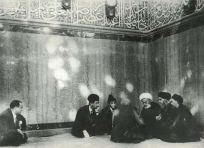 صورة ارشيفية للقيادة العراقية بالعهد الملكي مجتمعة مع كبار مراجع النجف في الصحن العلوي