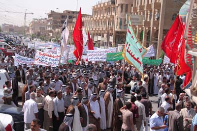 كربلاء :مسيرة حاشدة من داخل الصحن الحسيني تندد بالاساءة الامريكية لرسول الرحمة محمد(صلى الله عليه واله وسلم)(مصور)