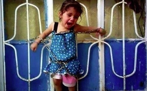 بالصورة :جبهة النصرة الارهابية تقييد طفلة وتذبح والديها أمام عينها على اساس طائفي