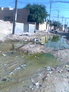 كربلاء:اوضاع ماساوية يعيشها اهالي منطقة حي العامل بسبب طفح المجاري (مصور)