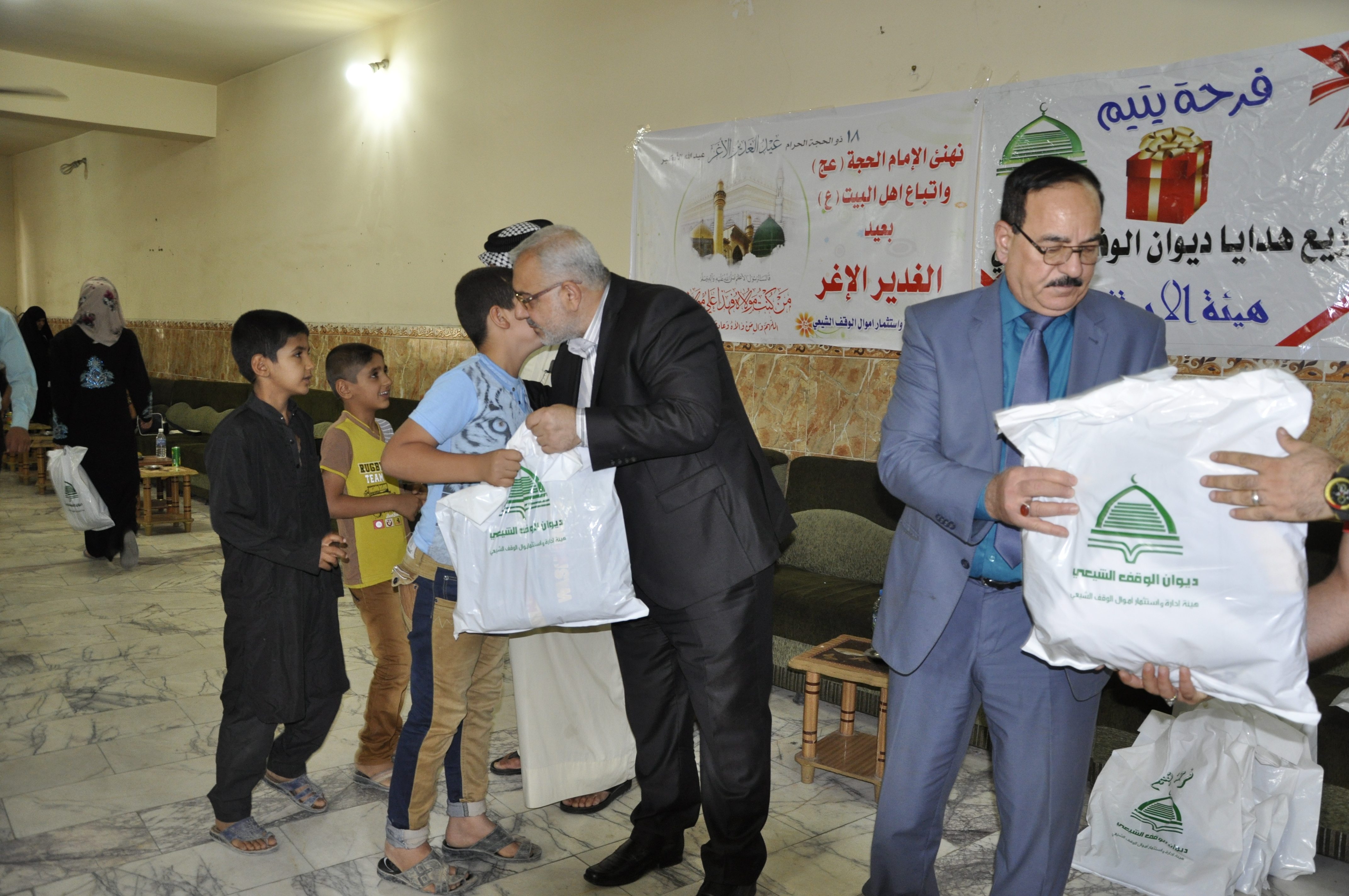 الوقف الشيعي يقدم هديا اعياد الغدير والمباهلة على ايتام المجمعات العشوائية في رصافة بغداد