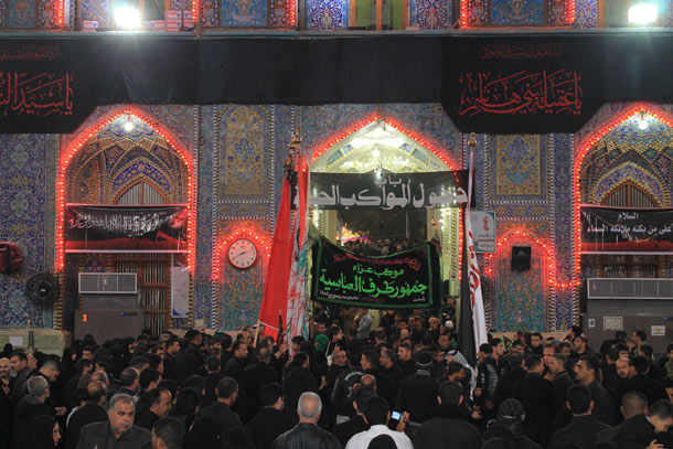 مراسيم عاشوراء بكربلاء تندد بالمحاصصة الحزبية وتصف سياسيو المحاصصة بالمجرمين(مصور)