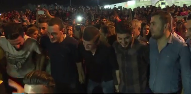 مسيحيو أربيل يحتفلون بتقدم القوات العراقية نحو الموصل بالرقص والأهازيج