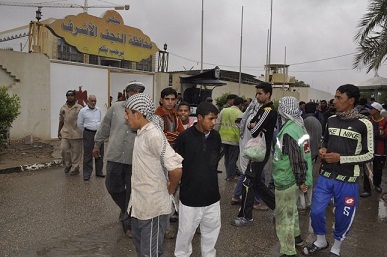 عمال تنظيف في النجف يتظاهرون احتجاجا على عدم تسديد شركة تركية لمستحقاتهم