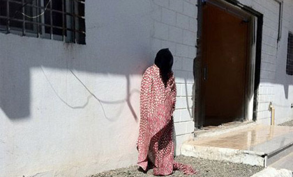 سعودية تهرب من زوجها الذي أجبرها على أكل فضلاته