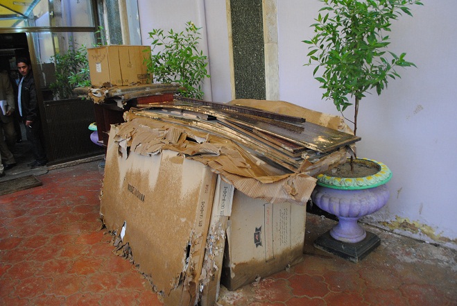 بالصور :اموال عامة في باحة مجلس محافظة كربلاء وامام انظار المسؤولين وتحت الامطار الغزيرة