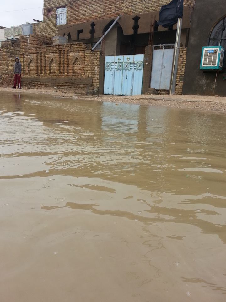 اهالي حي الشهداء اﻻول في محافظة المثنى يغرقون بمياه الامطار +صور