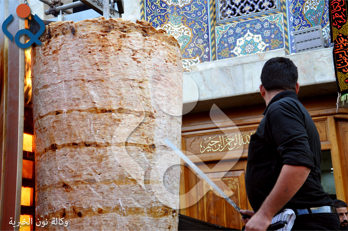بالفيديو: مضيف العتبة الحسينية ينصب اكبر شيش (شاورما) بزنة 2 طن