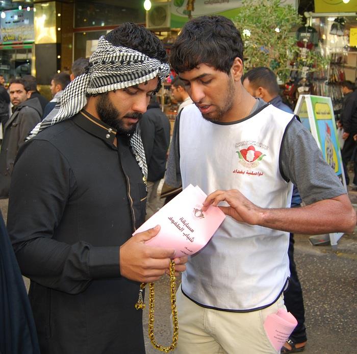 بالصور:عراقي يدافع عن وطنه بذراعين ويخدم الزائرين بذراع واحدة؟!