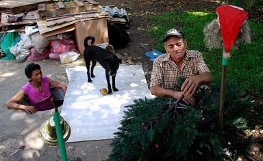 عائلة تعيش 22 عاما في المجاري (مصور)