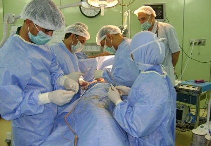 العلاقات العامة بمجلس الوزراء تثمن دوري فريقين طبيين لإجرائهما عمليات جراحية نادرة