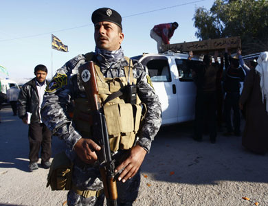 شرطي عراقي يضحي بنفسه عبر احتضان انتحاري حاول استهداف زوار شيعة