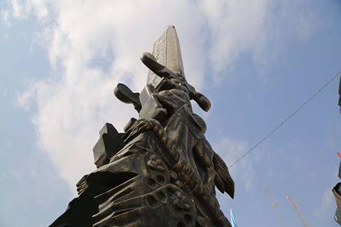 بالصور:افتتاح نصب سيف ذي الفقار في اهم ساحات النجف بارتفاع 18 مترا