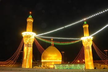 وسط حضور شعبي العتبة الحسينية في كربلاء تحتفل بافتتاح منارتيها بذهبها الجديد