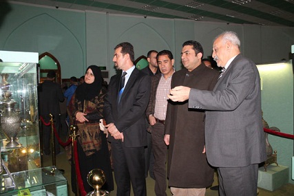 كربلاء :القنصل المصري ووفد دبلوماسي يزور مرقد الامام الحسين عليه السلام ويطلع على نفائس العتبة المقدسة