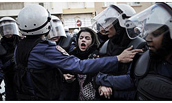 الأمن البحريني يعتدي على فتاة ويخلع حجابها