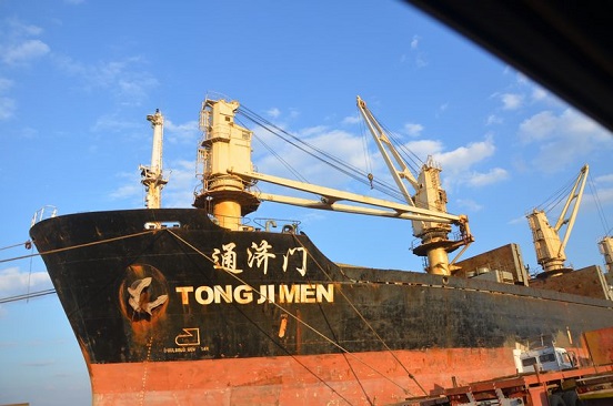 ميناء خور الزبير يستقبل باخره محملة بالسكر واخرى محملة بالبانزين