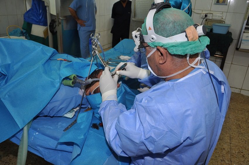 طبيب كربلائي يجري أول عملية بإستخدام تقنية " فتح الكبسولة الخلفية للعين " بعد إزالة الماء الأبيض