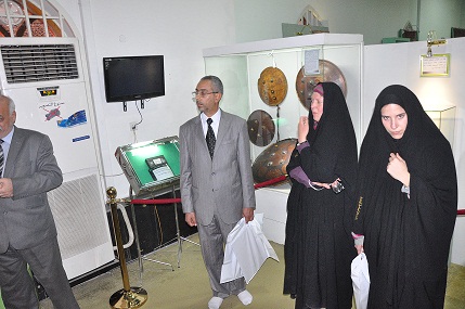 علماء اثار من المانية يزورون متحف العتبة الحسينية (مصور)