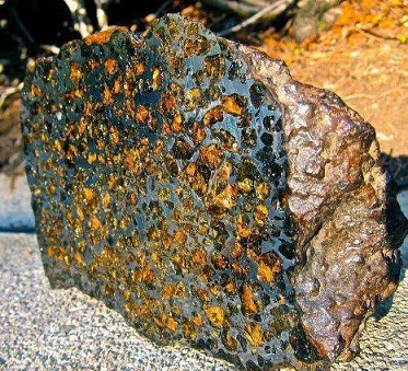 صورة لقطعة من النيزك الذي سقط في روسيا قبل عدة ايام .