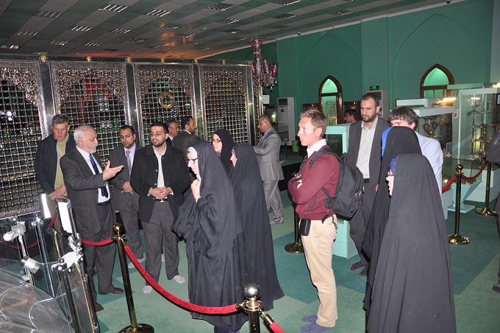 رئيسة وفد بريطاني اثاري تزور متحف العتبة الحسينية : شعرت حين دخولي العتبة الحسينية بالاجواء الروحانية(مصور)