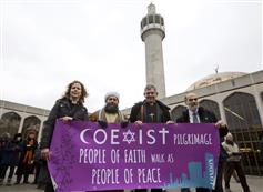 مسيرة تحت المطر من مختلف الاديان ضد الارهاب في لندن