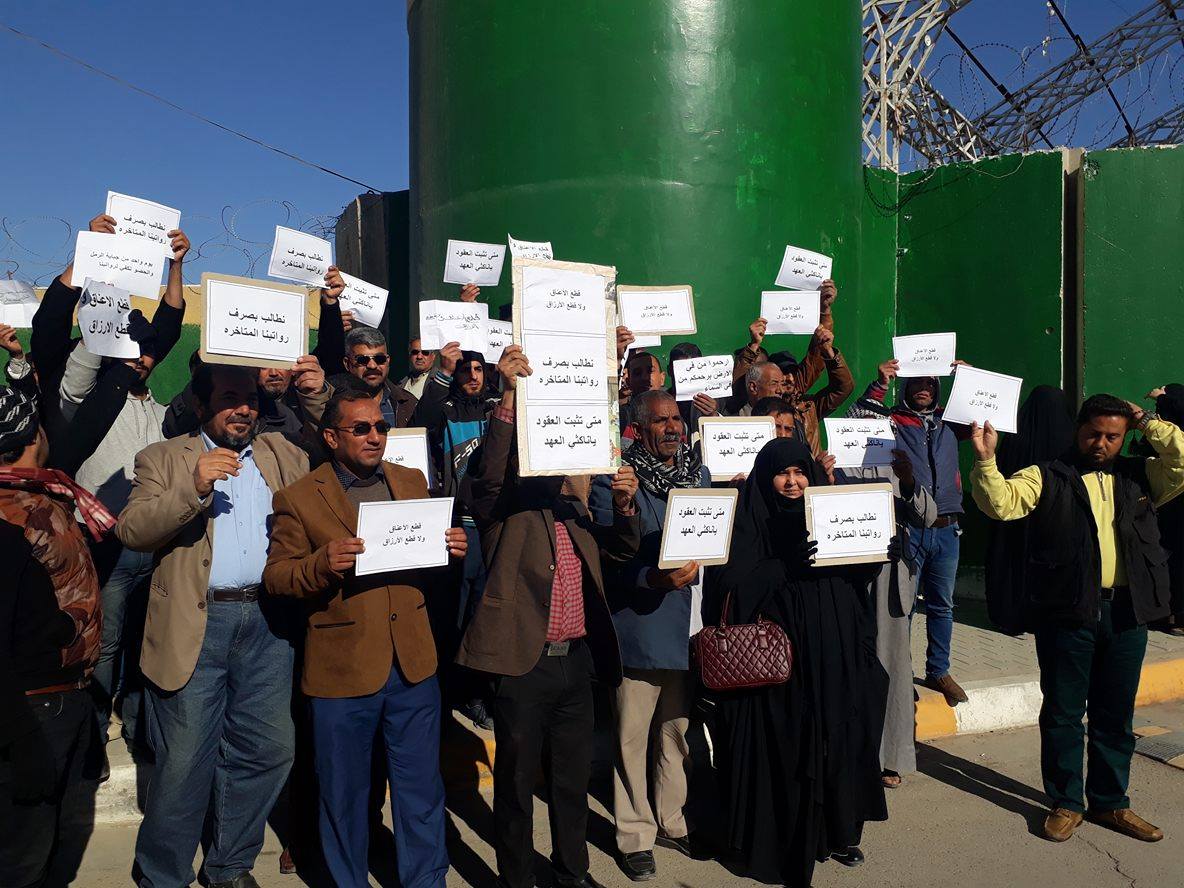 بالصور:الادارة المحلية في كربلاء بمأزق مع موظفيها بسبب تاخر الرواتب