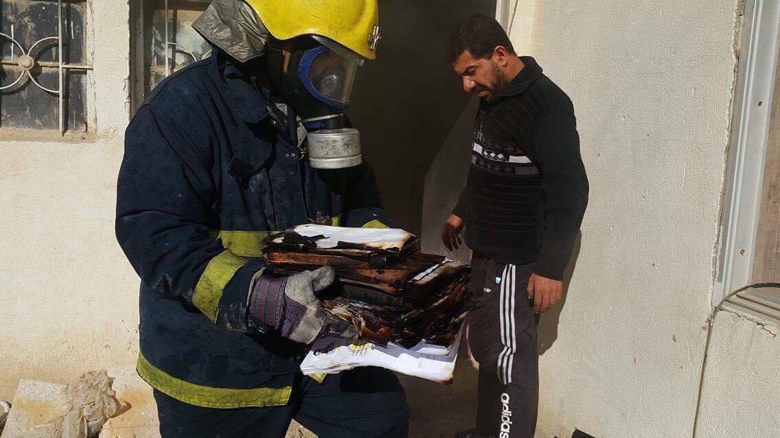 بالصور:حريق في مقر حزب الفضيلة بكربلاء